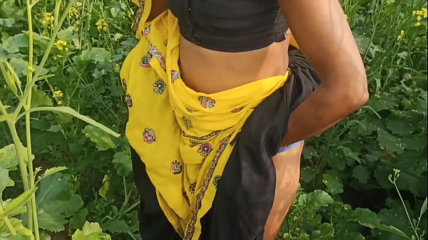 सरसों के खेत में ममता को उसके पति ने मौका देखकर जबरदस्त चौकड़ी भरवाई, बाहर खुले में साफ सुनाई दे रही थी आवाज