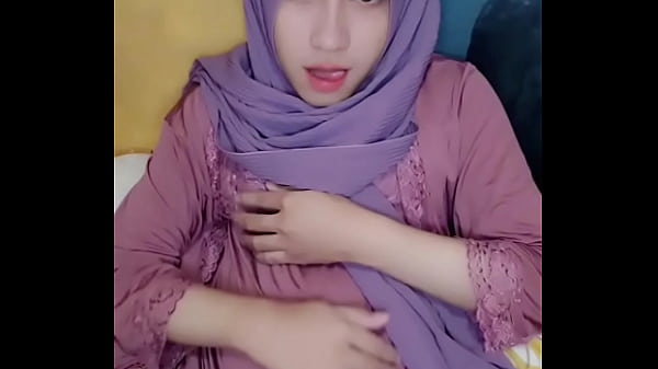 Cewek Berhijab Tapi Pake Baju Cowok, Sendirian, Siap Digoyang-goyangin Sampai Basah Kuyup.
