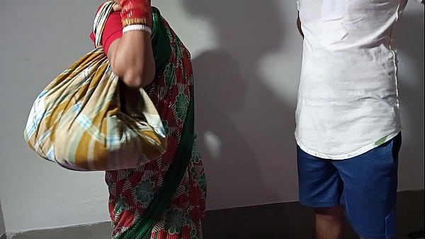 धोखे से आई बर्तन बेचने वाली गर्म आंटी को जमकर लिया गोद में