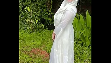 Memamerkan Bokong Hijabiku Di Tempat Terbuka