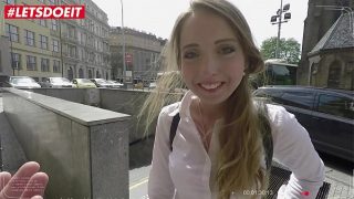 Anya Akulova, Gadis Rusia Yang Menggila, Menikmati Batang Besar Pria Perkasa Saat Liburan Kota