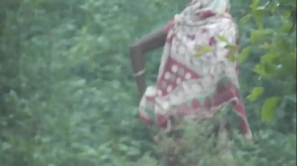 Wanita India Mengencingi Dengan Liar