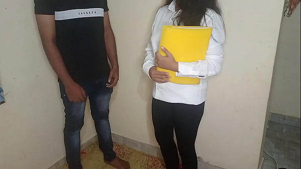 बॉस की सेक्रेटरी ने सैलरी बढ़वाने के लिए ऑफिस के बाथरूम में ही चुदवाई अपनी चूत!