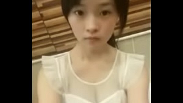 Gadis Tionghoa Imut Goyang Panas Di Depan Webcam