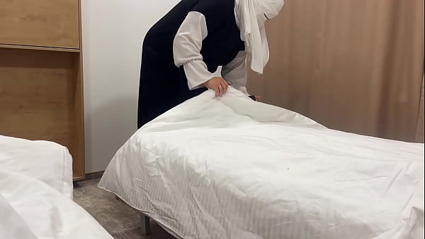 Bawahan Arab Menggoda Tamu Hotel Di Kamar Dengan Memeknya Yang Sempit Dan Basah