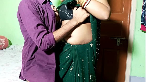 भतीजे ने शर्ट की बटन सिलने के बहाने चाची को चोदा, गर्मागरम हिंदी ऑडियो में!