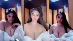 Kylie Pamer Tetek Putih Montok, Bikin Kontol Tegang Pengen Ngewe.