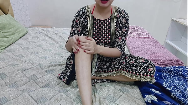 Kakak Tiriku Sendirian Di Kamar, Malam Itu Aku Juga Masuk Ke Kamar Dan Memijat Tubuh Serta Memekku, Tapi Kakak Tiriku Melihatnya.