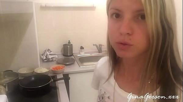 Aku Lagi Masak Borscht Rusia, Sambil Kebayang Lidahmu Yang Pengen Ngejilat Kuah Merah Panasnya.