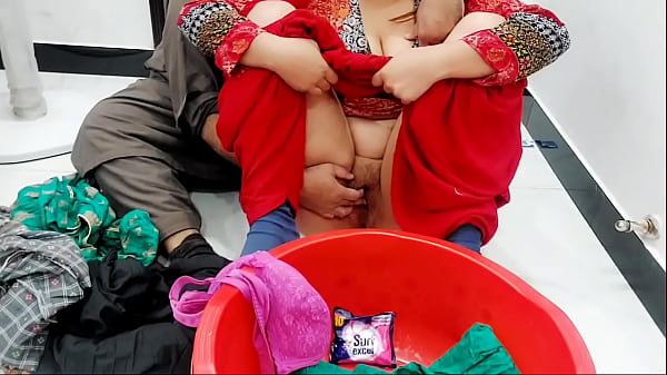 Bantuin Tiriskan Baju Si Tiri, Bayarannya Ngentot Memek Dia Sambil Dengerin Suara Hindi Yang Bikin Makin Panas.