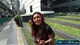 Montok Mungil Tapi Liar, Ibu Thailand Ngentot Brutal Sama Bule Gede Kontolnya