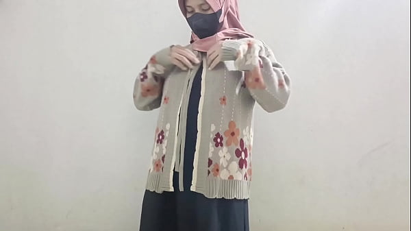 Cewek Berjilbab Colmek Pake Timun Sampe Basah Kuyup.