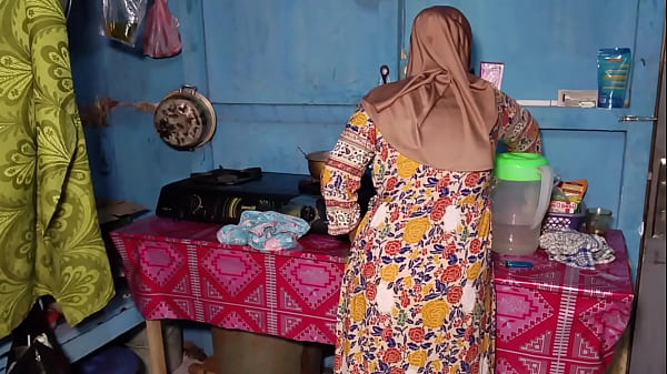 Ngentot Istri Temenku Yang Lagi Sibuk Masak, Sambil Dia Megang Wajan, Gue Pegang Memeknya Yang Basah.