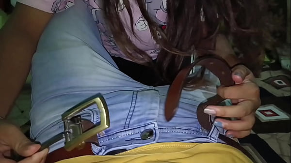 Cewek Muslim Hot Lagi Enak-enaknya Digodain, Pas Doi Duduk Di Samping, Langsung Crot Di Mulut Sambil Dengerin Audio Hindi Yang Bikin Makin Liar.