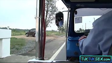 Ibu-ibu Thailand Amatir Digebuk Habis Di Jalan, Terus Digiring Naik Mobil Untuk Digasak Liar.