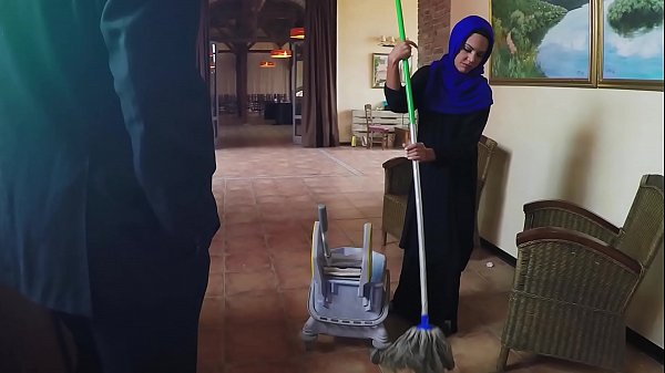 Bos Arab Ngacengin! Tukang Sapu Miskin Digaji Ekstra Gegara Ngewe Sama Bos