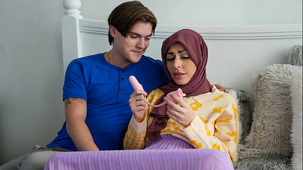 Ngacengin Hijab Cewek Kakak Tiri Rayu Adik Tiri Saat Lebaran – Ngentot Bareng Stepbro