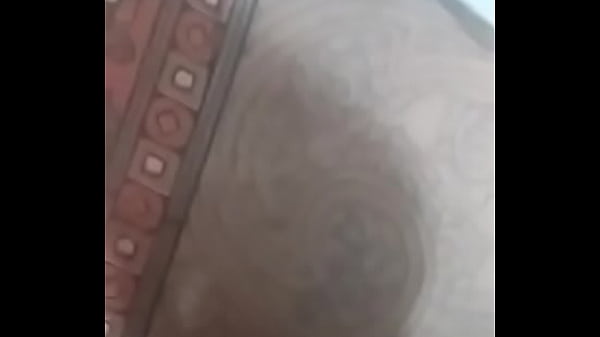 Mulut Kotor Ngomongin Istriku, Annu, Sambil Colokin Earphone Di Kupingnya Yang Basah.