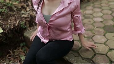 Horny Parah Pas Lagi Dihutan, Crot Di Pohon Sambil Nonton Bokep Indo Terbaru Biar Makin Muncrat.