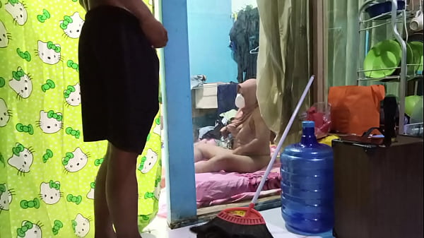 Ngentotin Istri Temen Yang Lagi Mainin Memek Sendiri Sampe Muncrat
