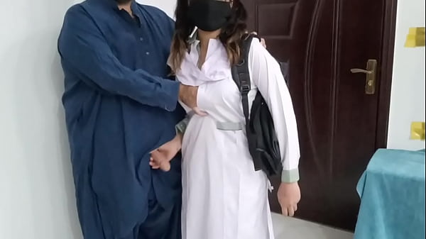 Desi Cewek Sekolah Pakistan Digoblok-goblokin Sama Bapak Tirinya.