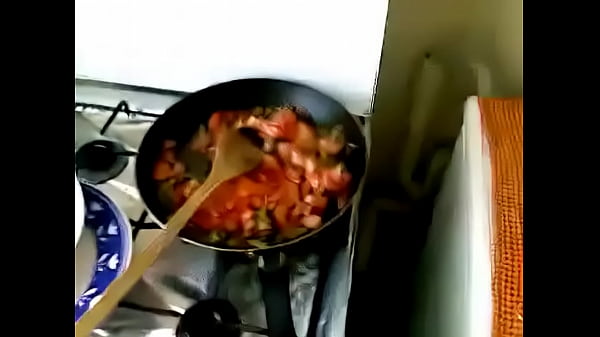 Desi Bhabhi Lagi Masak Sambil Ngewe, Bibir Merahnya Ngehisap Kontol