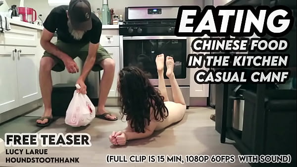 Makan Mie China Di Dapur Sambil Telanjang Bulat, Bikin Muncrat Liur