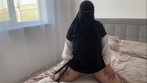 Arab Zalifah, Tanpa Celana Dalam, Memeknya Basah Kuyup Pas Lagi Bebersih, Sengaja Memperlihatkan Lubang Mulusnya Yang Dicukur Habis
