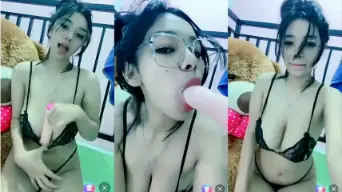 Cewek Berkacamata Lagi Ngeces Ngemut Kontol Karet Sambil Live, Bikin Crot Penonton