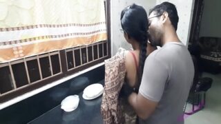Devar Bhabhi Lagi Mainin Adonan Di Dapur, Crotnya Bikin Basah Lantai.