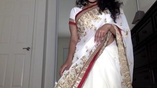 Ibu-ibu Seksi Chennai Bugil Di Depan Webcam, Crotnya Basah, Pamer Memek Basah Dalam Bahasa Tamil.