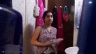 Tonton Video Rahasia Mandi Desi Bhabhi, Colok Kamera Tersembunyi Di Kamar Mandi, Bikin Makin Basah.