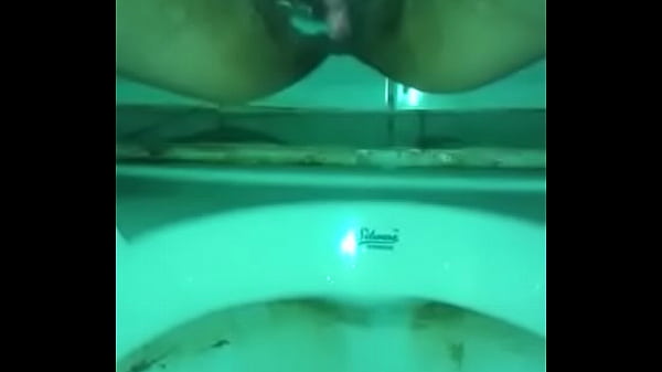 Desi Istri India Lagi Ngocok Pipis, Muncrat Basahin Lantai.