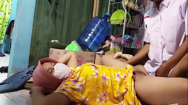 Ibu Tiri Ngajak Ngentot Pas Mau Berangkat Sekolah, Bikin Makin Pengen Bolos Aja.