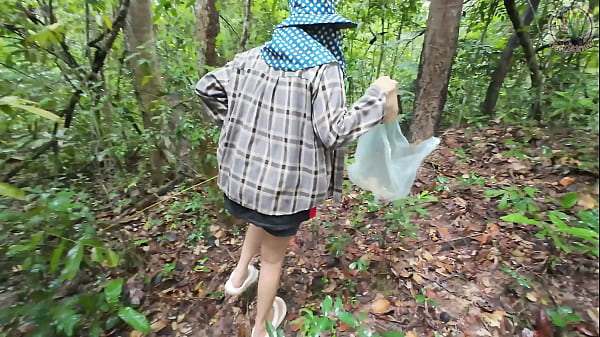 สาวไทยเดินคุยเล่นเก็บเห็ดในป่า แอบโชว์นมในป่าลึก เสียงไทยชัด เสียงครางเสียวซ่าน