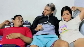 Pacar Kakak Tiriku Menusukkan Kontol Besarnya Ke Dalam Memeknya Tepat Di Depan Mataku