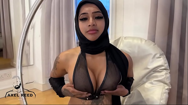 Gadis Arab Berhijab Digebuk Habis-habisan Sama Pria Kekar Otot, Ngerang Kesakitan Nikmat.
