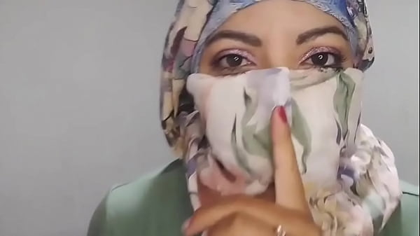 Istri Berhijab Arab Masturbasi Diam-diam Sampai Orgasme Ekstrem Di Balik Niqab, Semburan Basah Asli Saat Suami Lagi Keluar