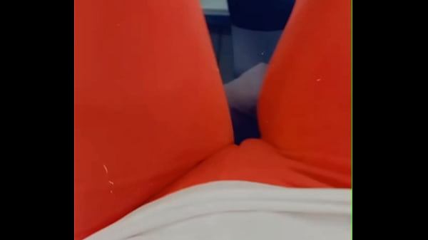 Langsung Dari Pusat Kebugaran, Celana Ngepas Bikin Kontol Tegang Lihat Belahan Memek Keliatan Jelas.