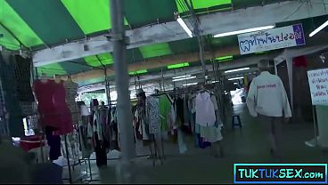 Lidahnya Yang Ditindik, Ibu Thailand Mungil Itu Digilir Dua Bule Gila Nafsu