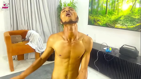 Nggak Kuat Liat Kakak Tiri Ngegoda, Akhirnya Adik Tiri Ngajak Main Di Ranjang.