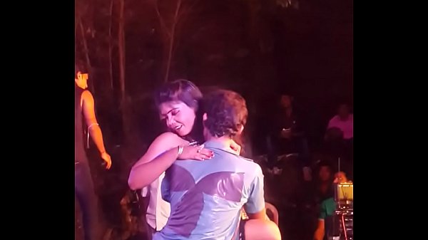 Tarian Panggung Desi Yang Bikin Makin Basah Dan Panas, Goyangannya Bikin Ngilu Di Selangkangan
