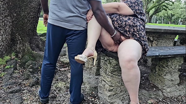Memek Basah Jilbab Milf Montok Pantat Gede Ngocok Sendiri Di Taman, Dijilat Jari Orang Asing Sampe Crot Di Luar