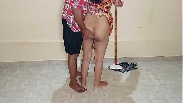 Kamar Lagi Dipel Sama Mbak Pembantu, Gue Suruh Ngecesin Kontol Sampe Basah, Baru Gue Entot Keras! Suara高清 Hindi Jelas Kedengeran.
