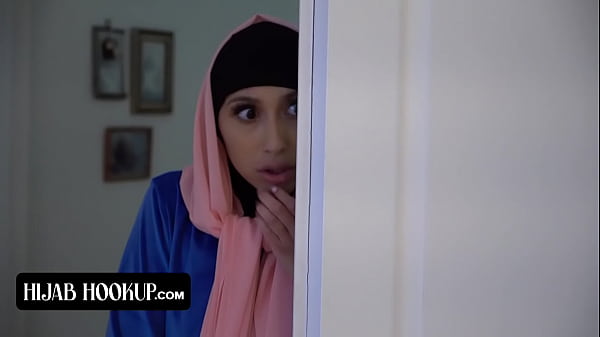 Gadis Muslim Cantik Berbokong Sempurna Dengan Hijabnya Digebukin Memek Sempitnya Sama Instruktur Horny