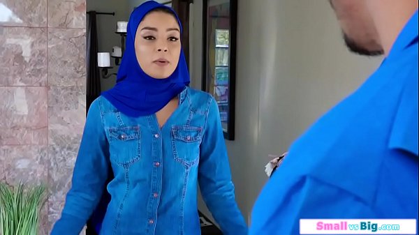 Gadis Arab Belia Digebrak Dua Pria Kekar Bergagang Besar