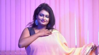 Nonton Video Suchariang Pamer Tubuh Bugil Di Balik Saree, Gaya Hot Bikin Ngiler!