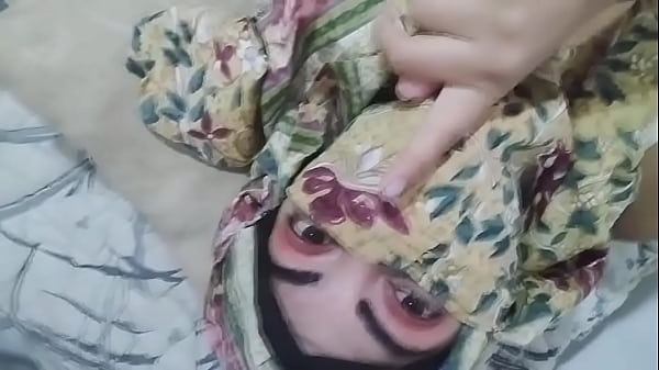 Ibu Mertua Berhijab Arab Yang Birahi, Memeknya Muncrat Basah Kuyup Sambil Ngocok Saat Suaminya Lagi Sujud Di Kamar Sebelah.