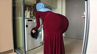 Ibu Tiri Berhijab Ketahuan Lihat Pantat Bundarku Yang Nakal