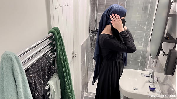 Astaga! Gak Nyangka Cewek Arab Bisa Sepanas Itu. Aku Kepergok Lihat Gadis Arab Berhijab Lagi Colmek Di Kamar Mandi, Bikin Makin Bernafsu!